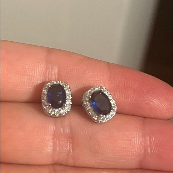 The Inheritance Sapphire Earrings in 925 and Cubic Zirconia - Picture 5 of 9